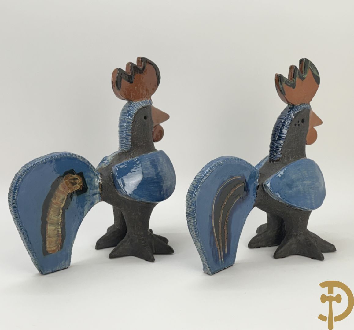 POUCHAIN Dominique getekend - Twee gekleurde keramieken hanen