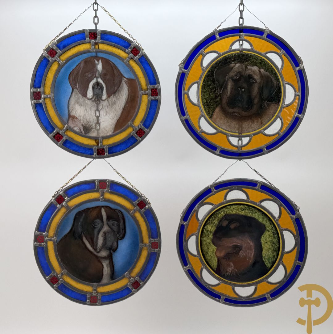 Vier gekleurde loodramen met afbeeldingen van honden