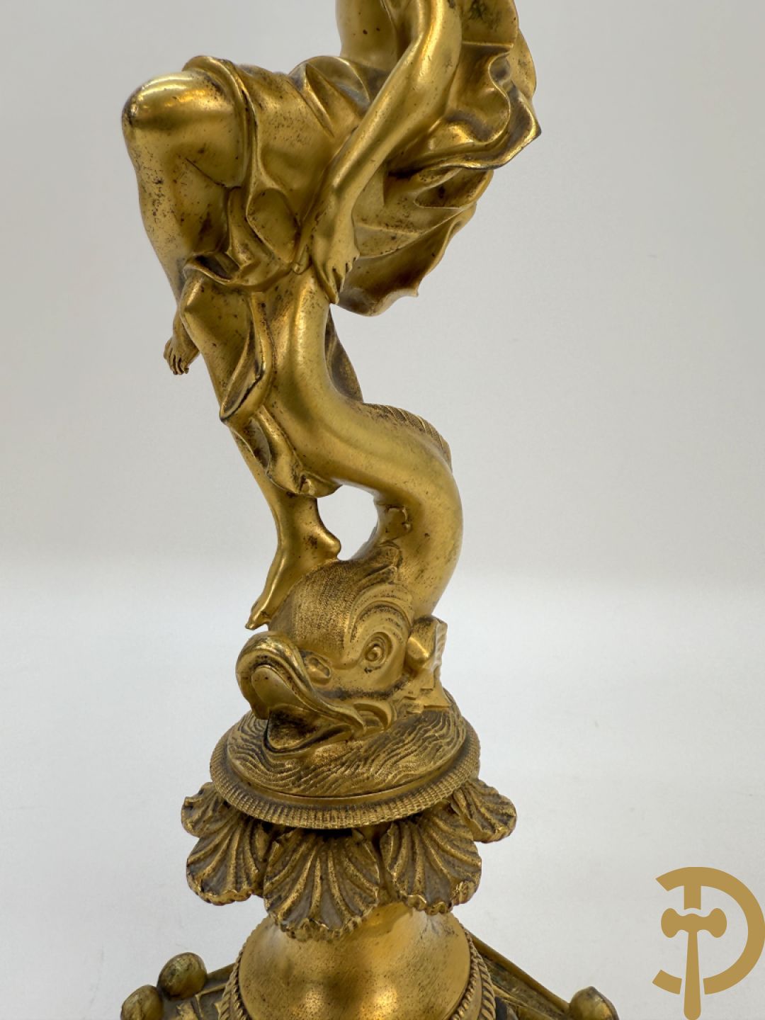 Paar bronzen kandelaars met sater en naakte dame, versierd met accanthusranken en dierenmotieven