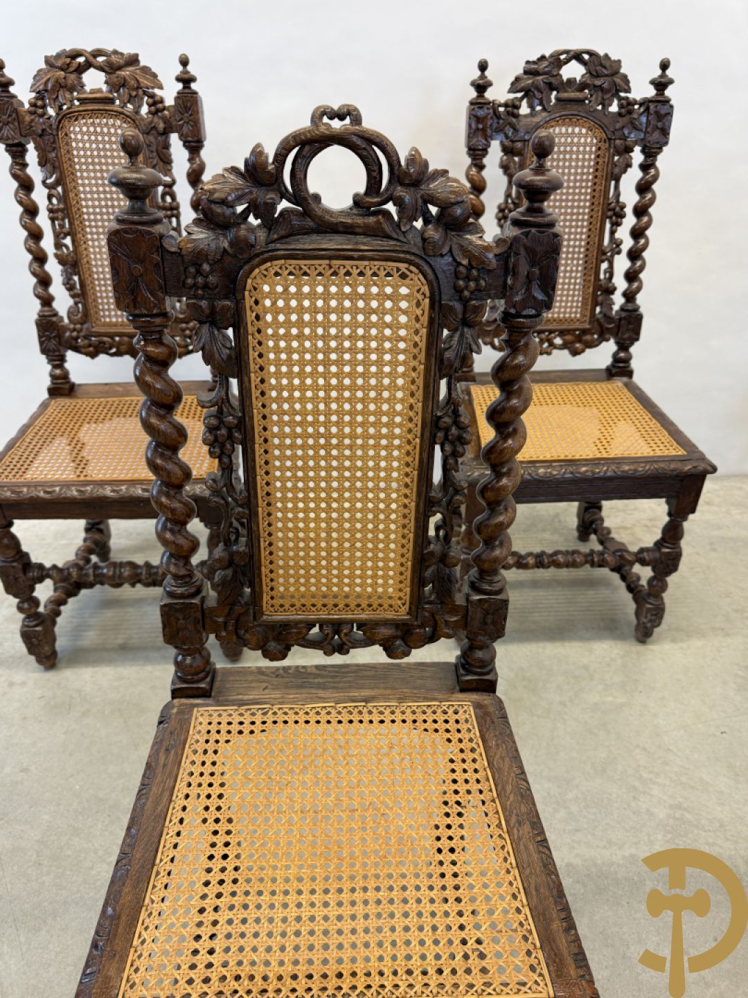 Eiken ovale jachttafel met 4 verschillende dieren + zes stoelen met canage op getorste poten (verschillende modellen)