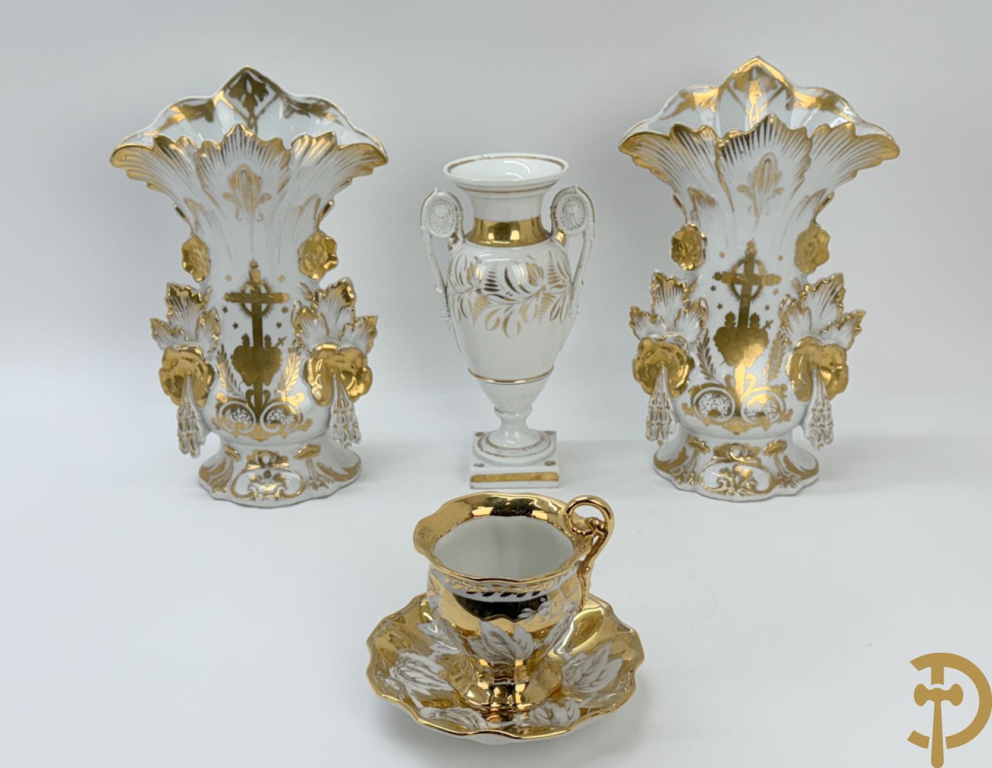 Paar Vieux Bruxelles cornetvazen met religieuse symboliek + grote tas op onderschaal + amfoorvaas