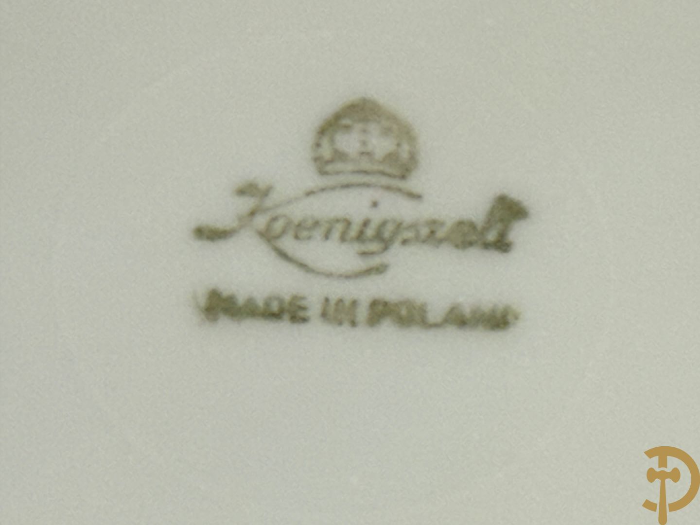 Verguld porseleinen servies met bloemenmotieven