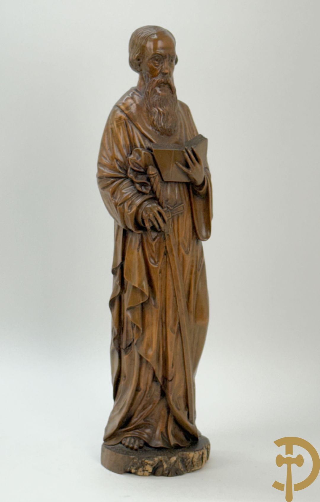 Houtsculptuur van evangelist met zwaard
