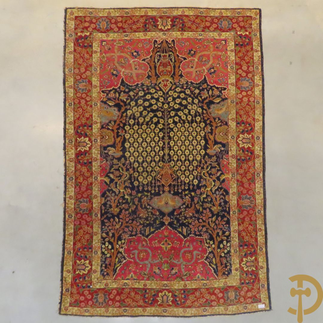 Antiek Oosters handgeknoopt tapijt Tabriz met amfoor en bloementafereel