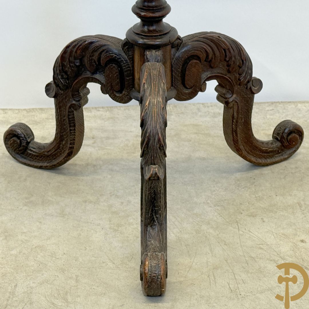 Neo Renaissance staander op driepikkel met bladranken gesculpteerd, binnenin met Delfts bord