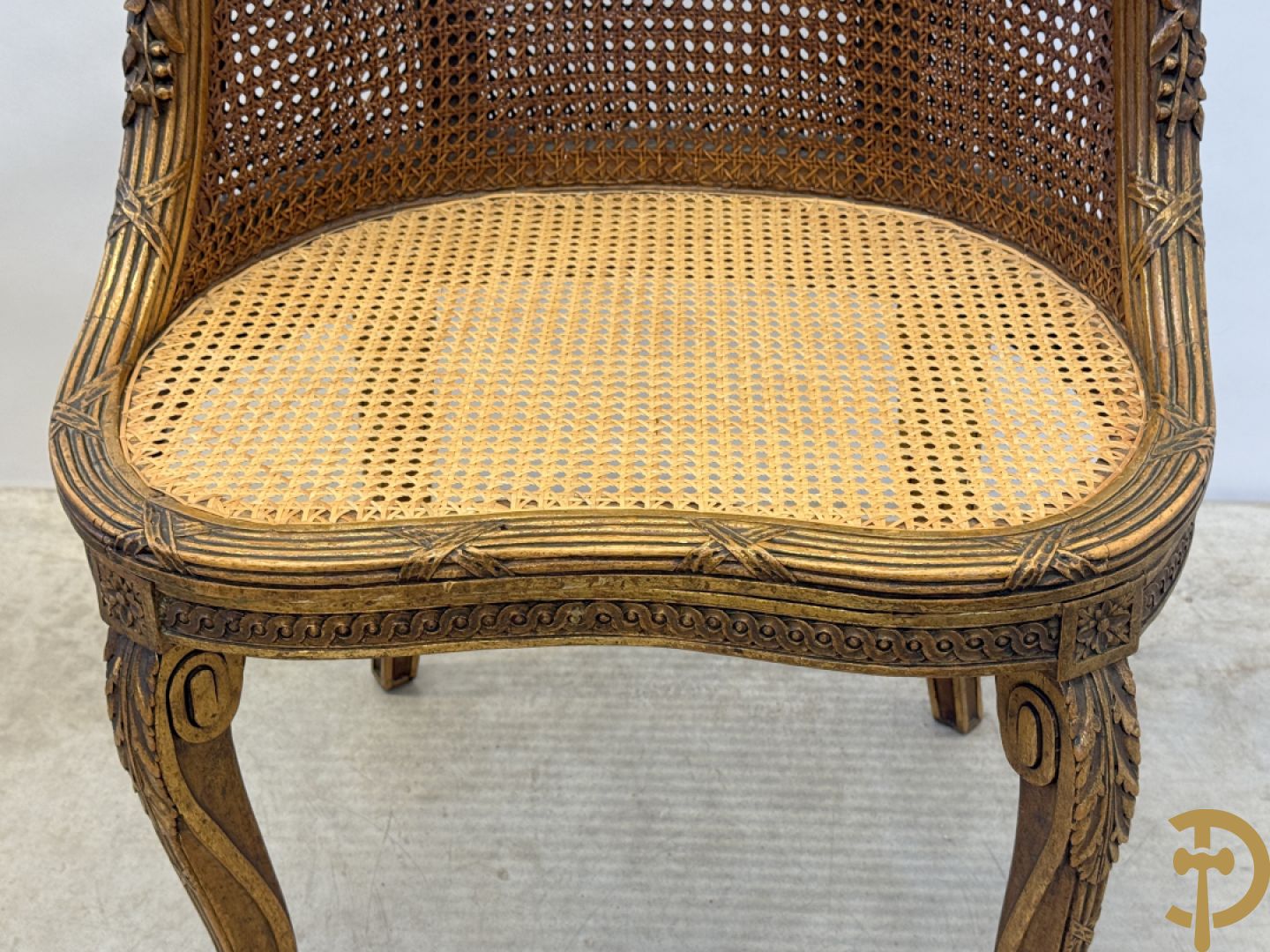 Paar bijzetzetels Louis XVI stijl met bloemenmotieven op voluutvormige poten, dubbel gecanneerd