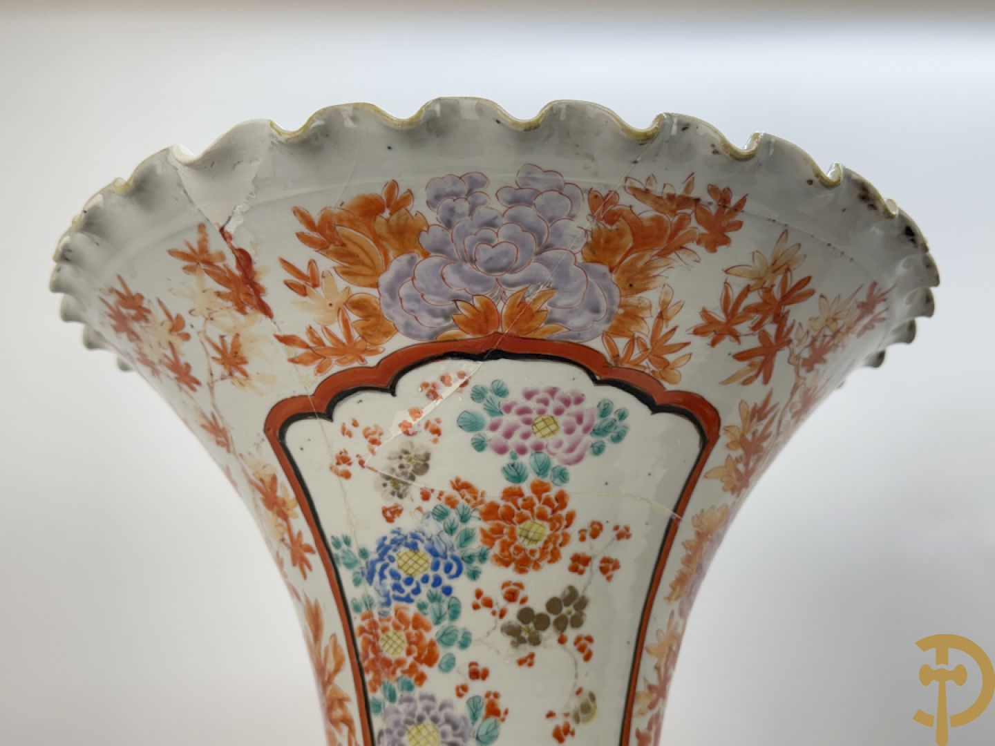 Paar Japanse porseleinen waaiervazen met bloemen en geanimeerd decor