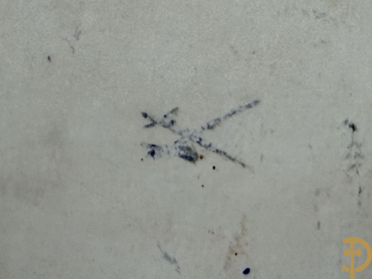 Porseleinen sierbord met decor van cupido