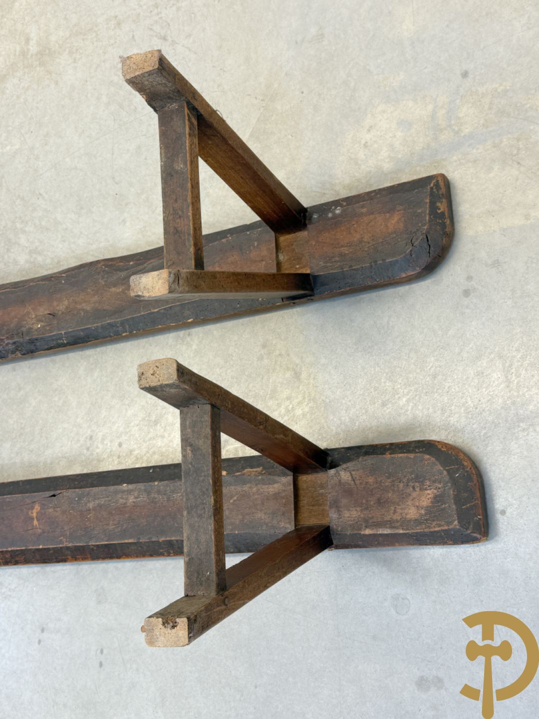 Paar lange eiken kloosterbanken