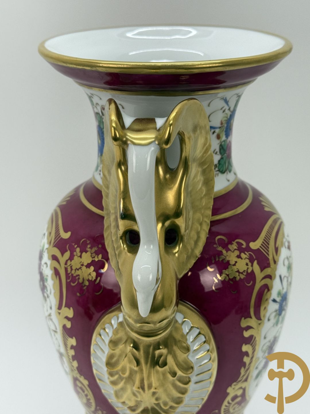 Handbeschilderde porseleinen siervaas met bloemenbeschildering en sfinxen + paar porseleinen cachepots met bloemendecor + 3 porseleinen  kopjes en schoteltjes