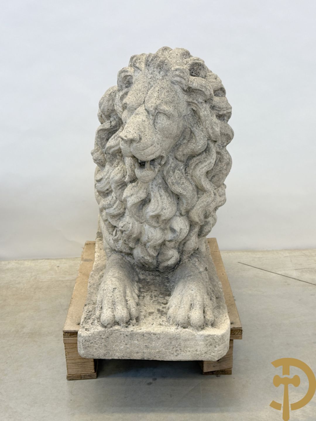 Paar betonnen tuinbeelden van leeuwen