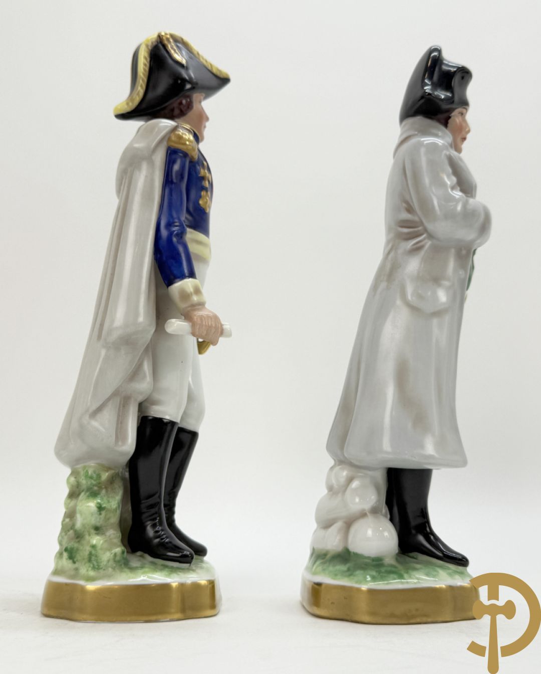 Porseleinen Napoleonistische figuren w.o. Napoleon te paard, 2 officieren, staande Napoleon en 4 kleine figuren