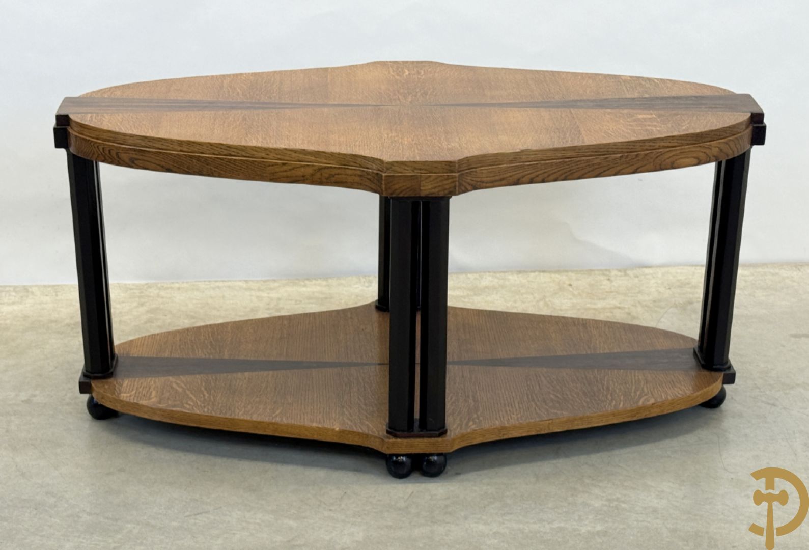 Eikenhouten salontafel met inleg van palissander, op afgeschuinde zuiltjes, model Eikelaar Decoene