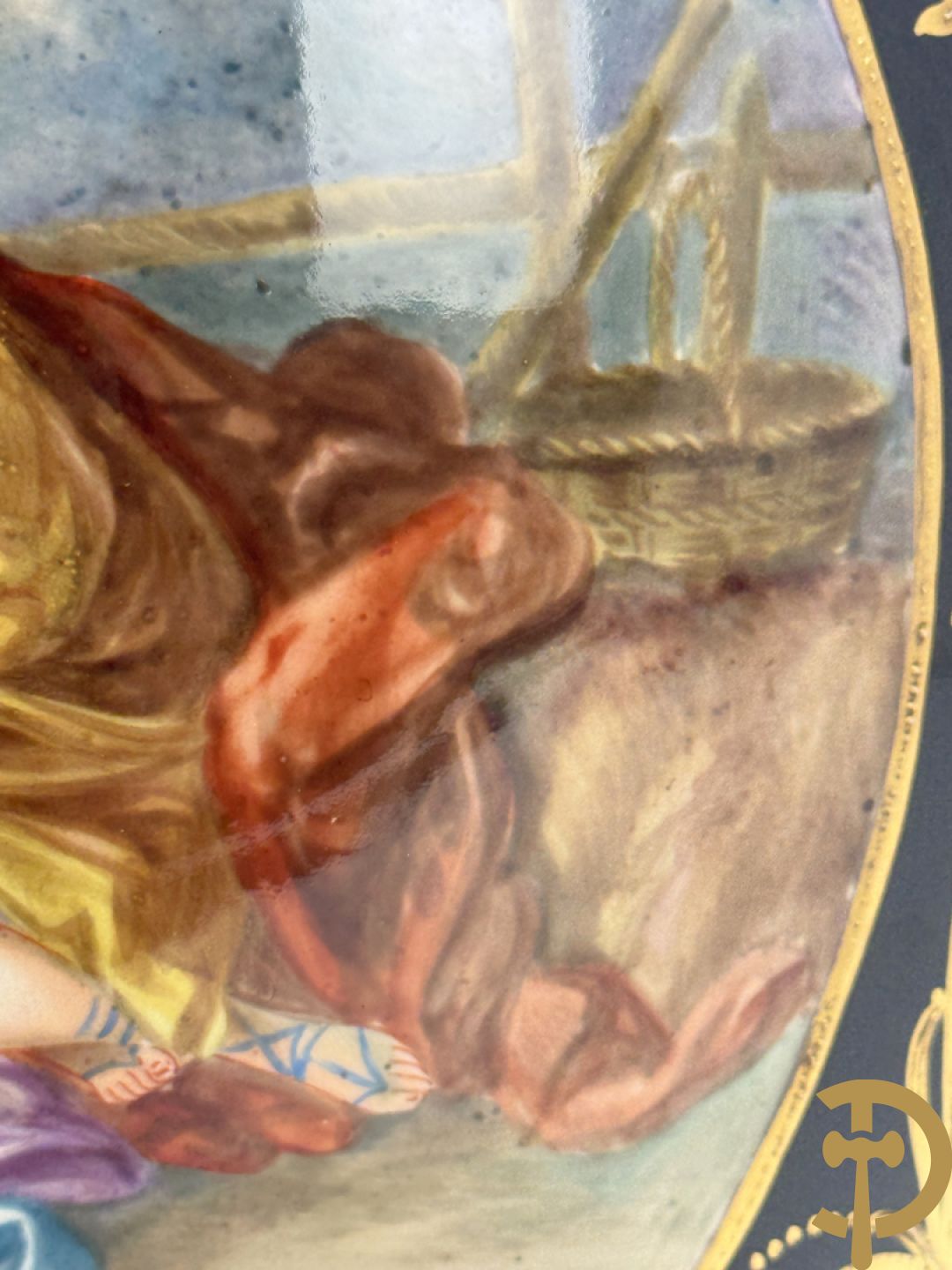 Blauwe porseleinen vaas met lieftallig decor, Sèvres stijl, bezet met bronzen ornamenten