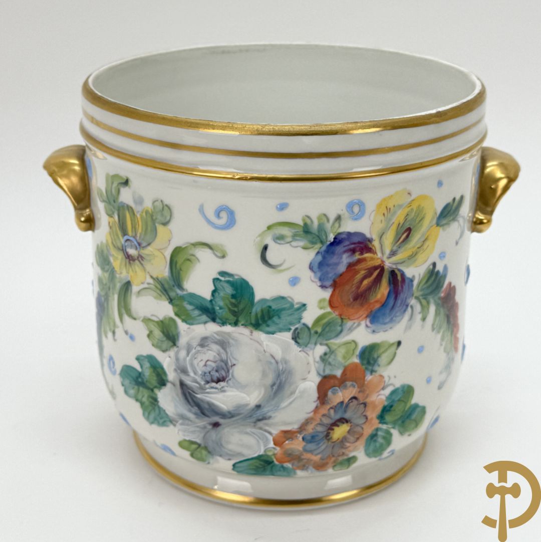 Handbeschilderde porseleinen siervaas met bloemenbeschildering en sfinxen + paar porseleinen cachepots met bloemendecor + 3 porseleinen  kopjes en schoteltjes