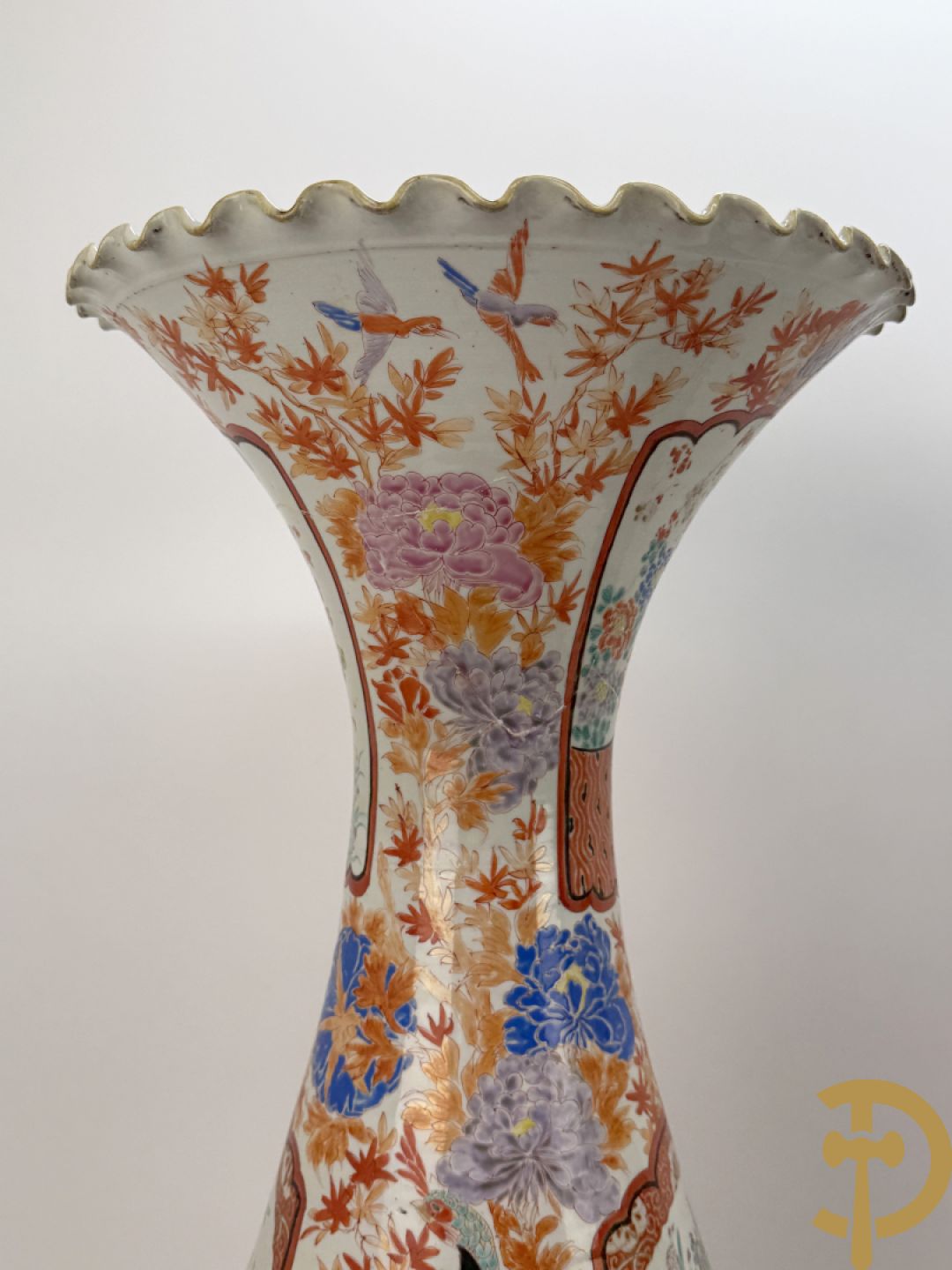 Paar Japanse porseleinen waaiervazen met bloemen en geanimeerd decor