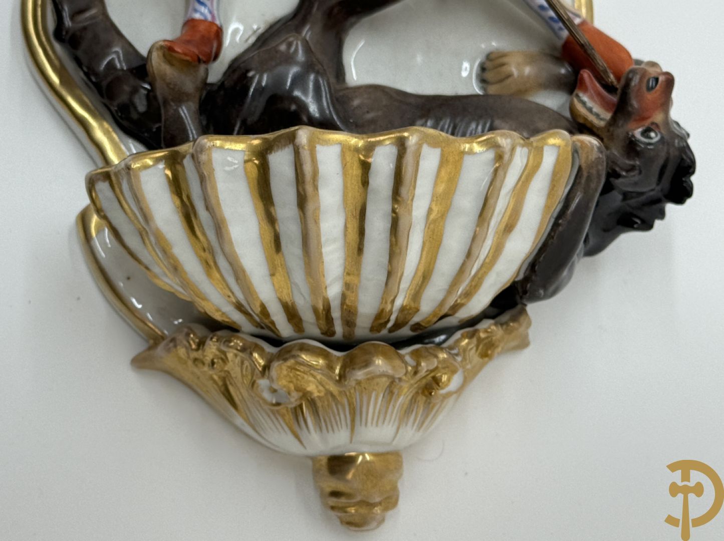 Meerkleurig Vieux Paris wijwatervat met Sint Michael doodt de draak