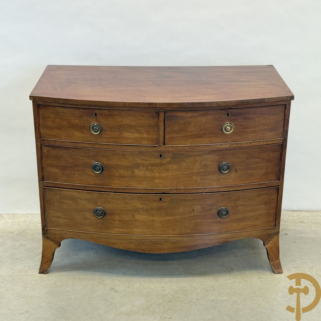 Engelse gebogen mahoniehouten vierladencommode