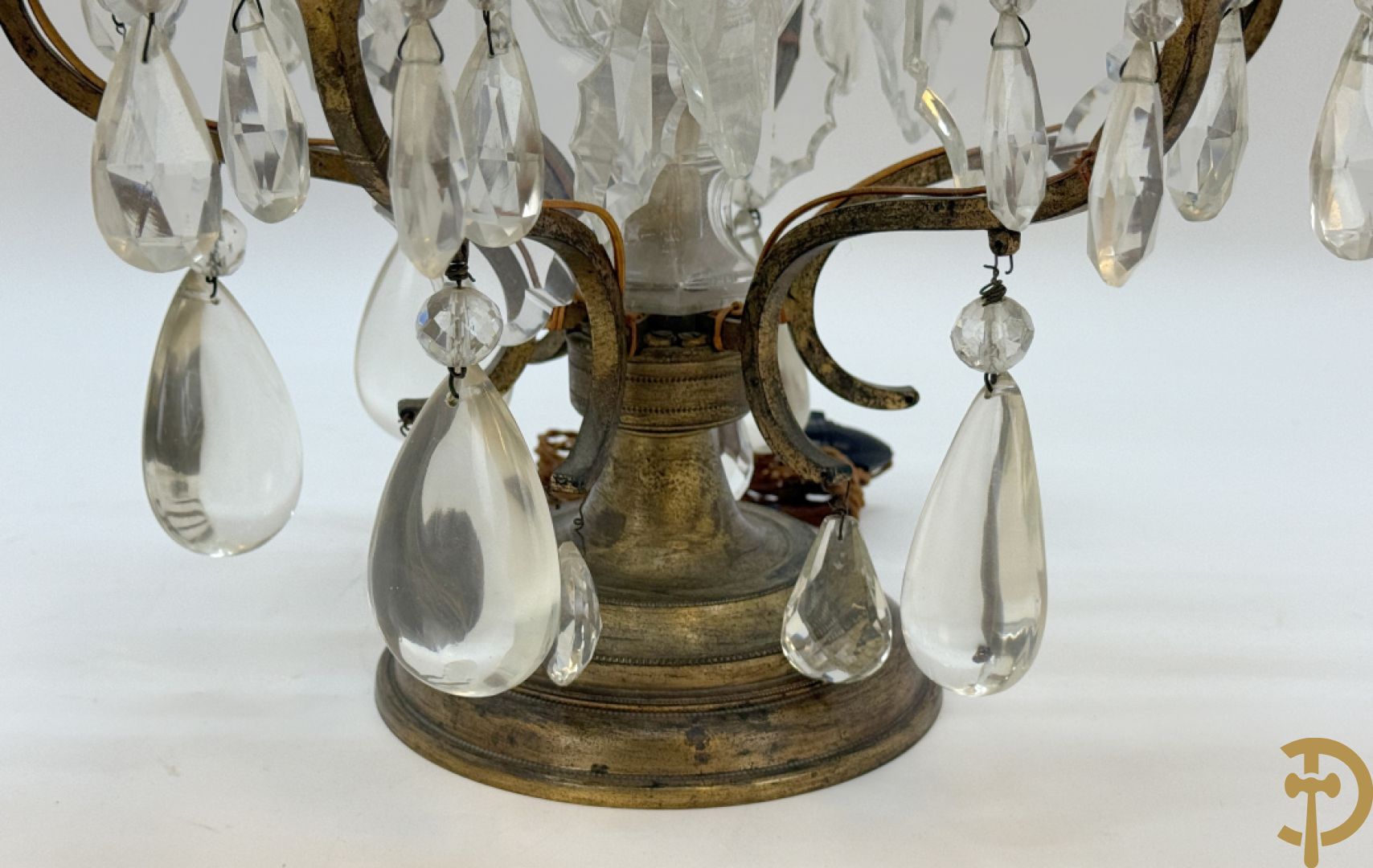 Kooperen girondole met 6 lichtpunten, bezet met kristallen bellen en bovenaan bekroond met pinakel