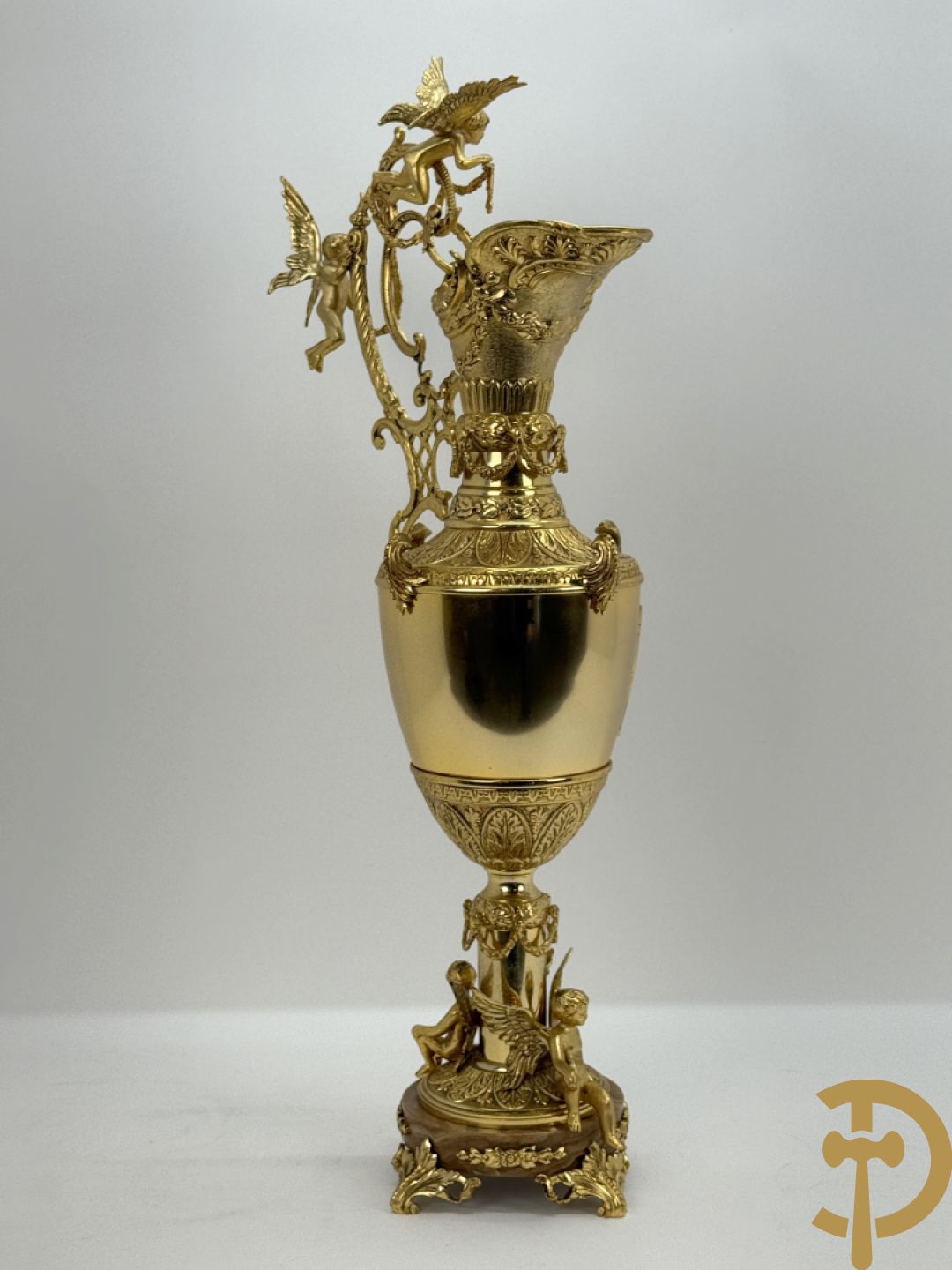 Vuurvergulde bronzen amfoorvaas met basrelief van dame en bezet met cupido