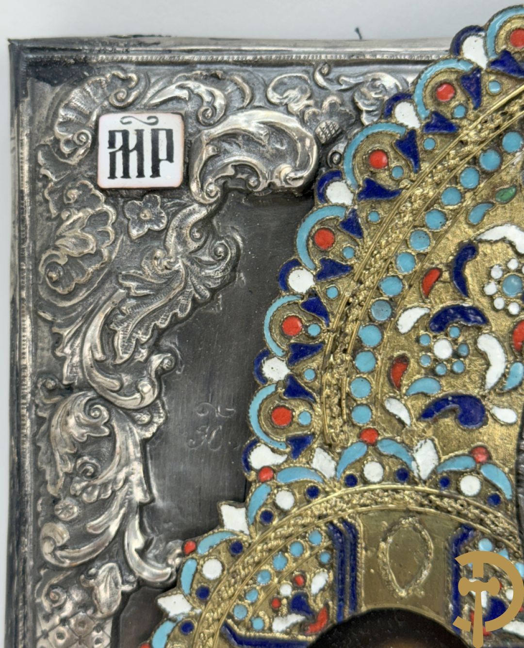 Ikoon met voorstelling van Madonna met kind en verzilverde rizza bezet met email