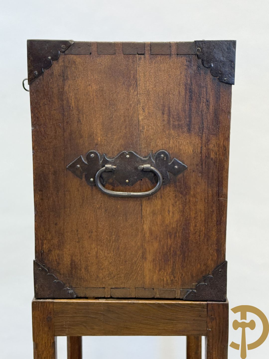 Massief eiken klapsecretaire op onderstel - interieur met lades en zijdelings met handvaten