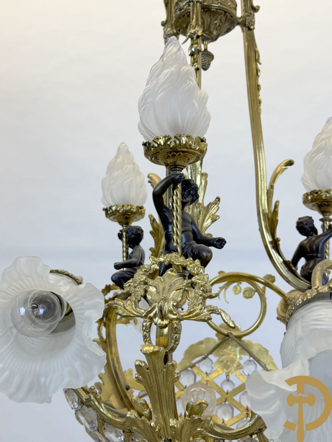 Vuurvergulde bronzen Franse luchter met zes lichtpunten en bezet met diamantvormige kristallen