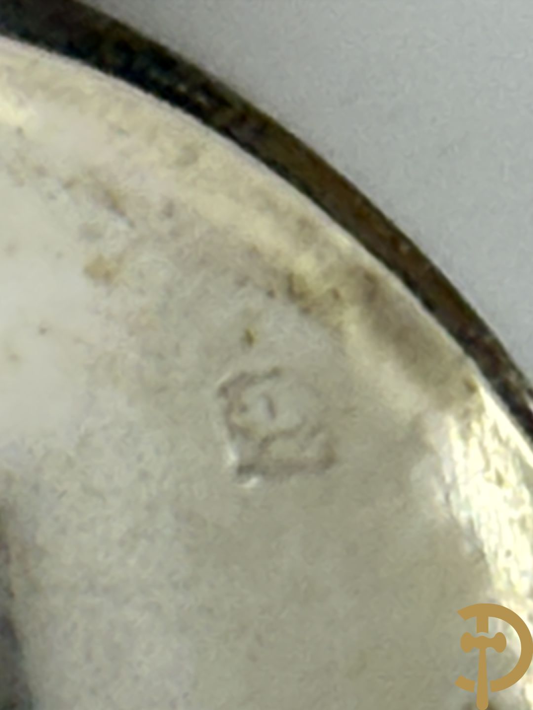 Massief zilveren bestek met Louis XV motieven bestaande uit 12 soeplepels (72 gram per stuk), 12 vorken (78 gram per stuk), 12 messen, 12 dessertvorken (47 gram per stuk), 12 dessertlepels (40 gram per stuk), 12 dessertmessen, 12 koffielepels (22 gram per stuk), slacouvert, taartschep en suikertang