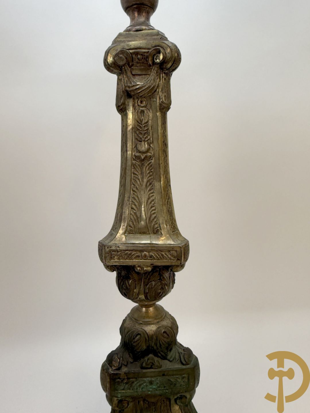 Religieuse kerkkandelaar met afbeeldingen aan de voet