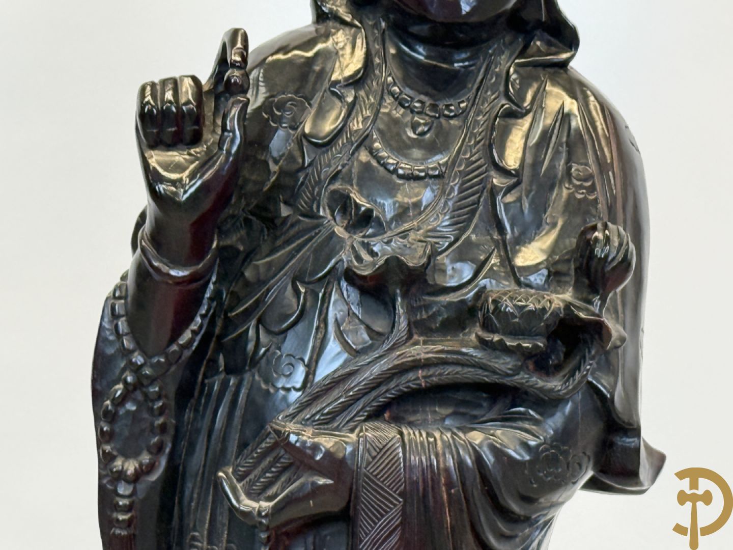 Aziatische houtsculptuur van Guanying met lotusbloem en drakenfiguur aan de voet