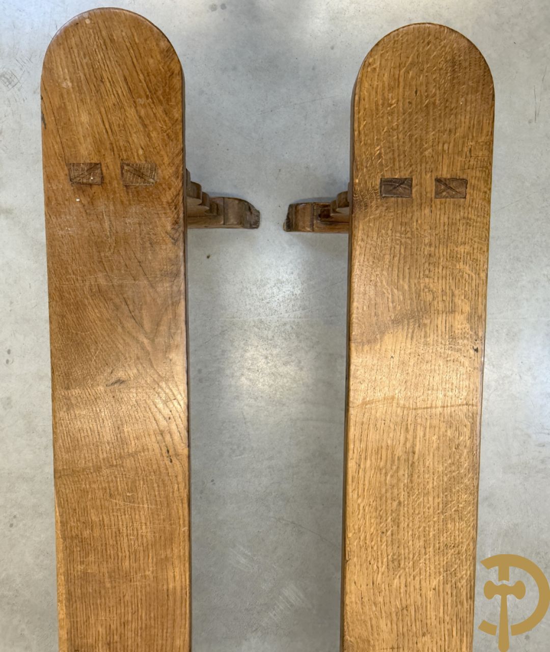 Paar massief eiken kloosterbanken met afgeronde zijkanten