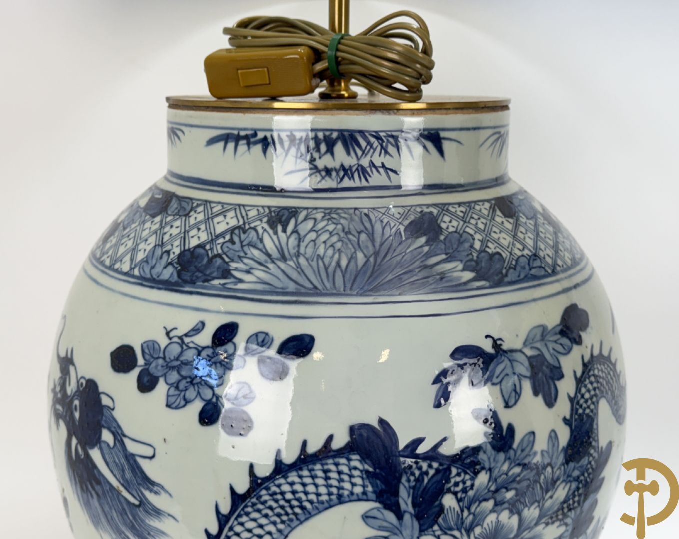 Paar Chinese blauw/witte porseleinen dekselvazen gedecoreerd met draken en bloemenmotieven, als lampadaire omgebouwd