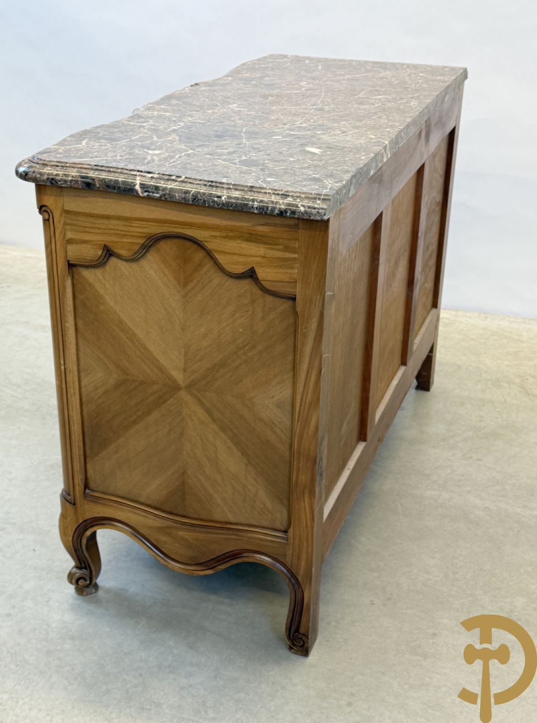 Notelaren drieladencommode met accanthusranken en rocailles, met marmeren blad, op voluutvormige poten