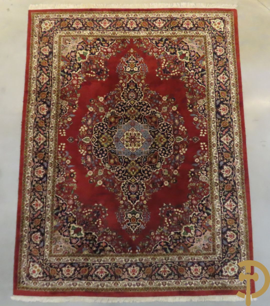 Oosters handgeknoopt tapijt met centraal medaillon en bloemenmotieven op rode fond, Tabriz