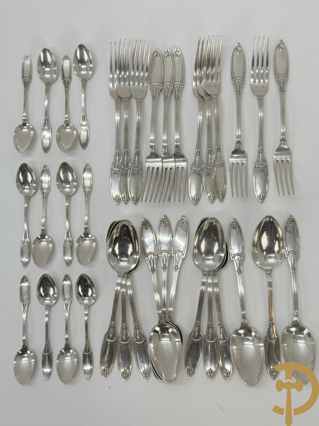Massief zilveren bestek Delheid bestaande uit 12 vorken, 12 lepels en 12 koffielepels