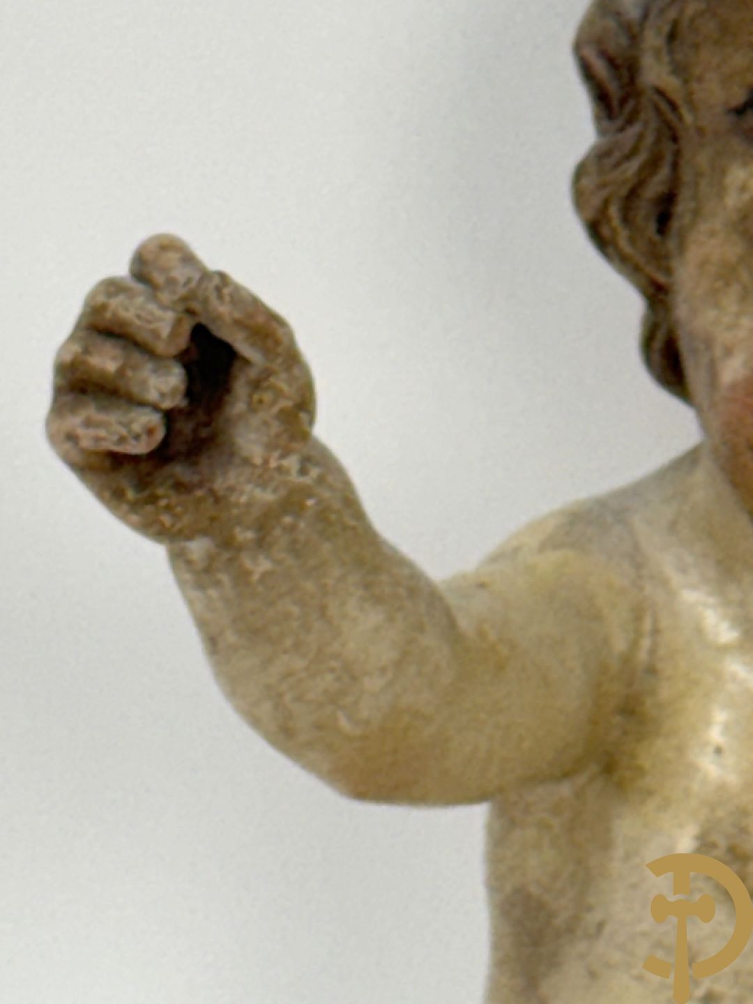 Gepolychromeerde houtsculptuur van kind Jezus met bol, 19e