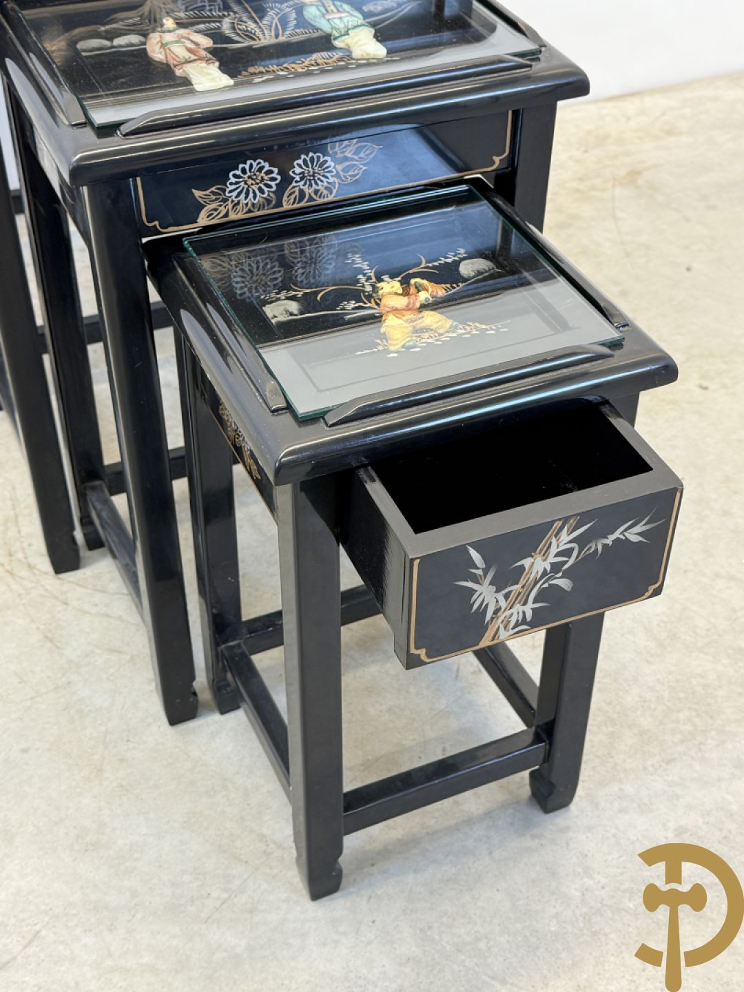 Set Chinese nesttables met geanimeerde scènes van geisha