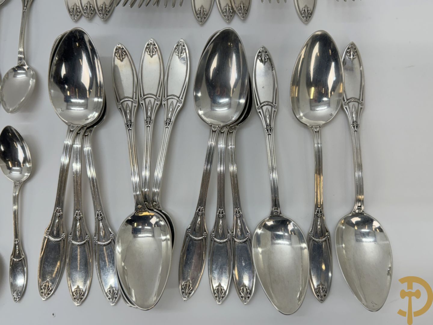 Massief zilveren bestek Delheid bestaande uit 12 vorken, 12 lepels en 12 koffielepels