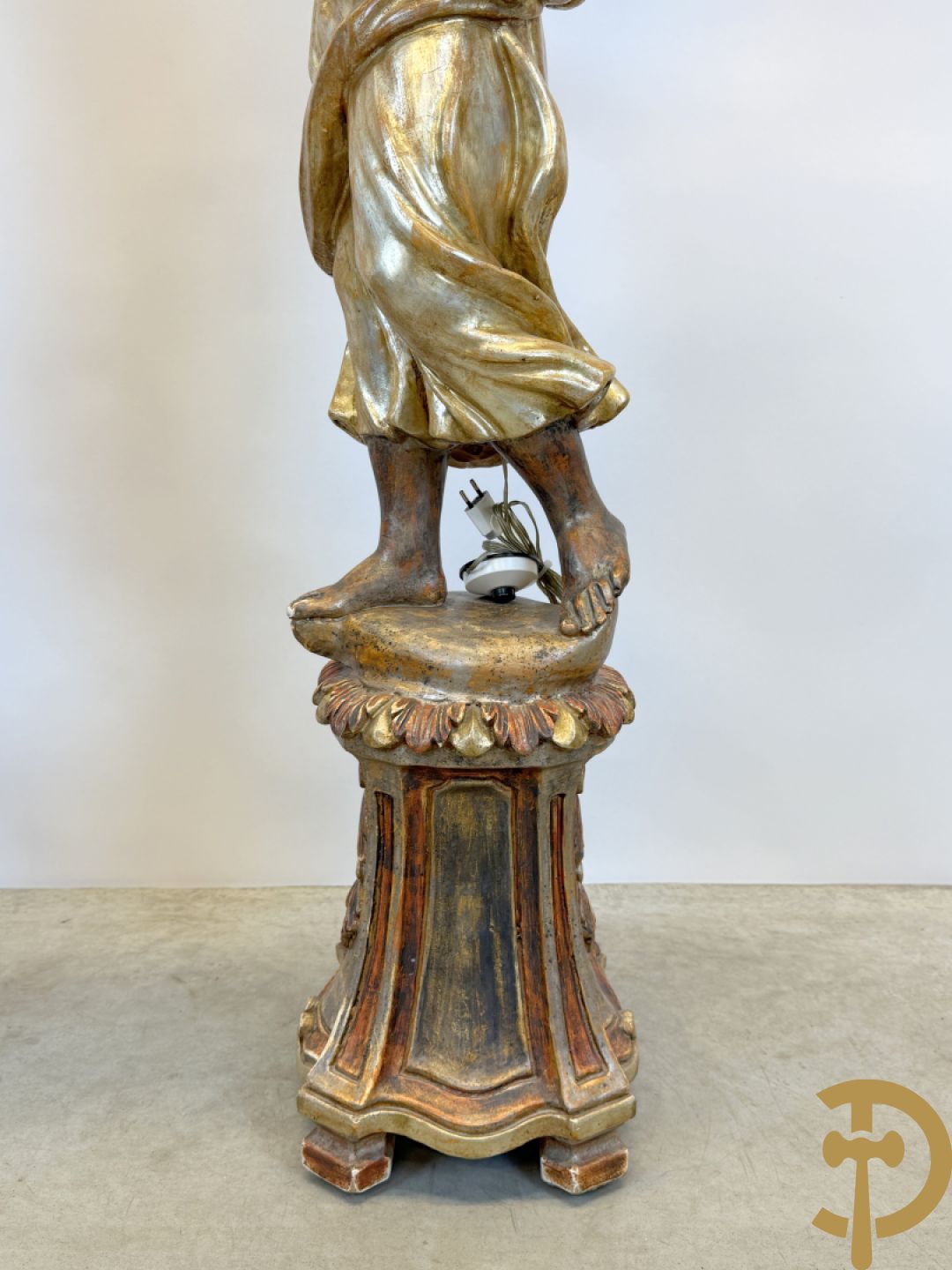 Paar gepolychromeerde dames op sokkel, bekroond met achtarmige kandelaar met lichtpunten en bellen, Italiaans, jaren 