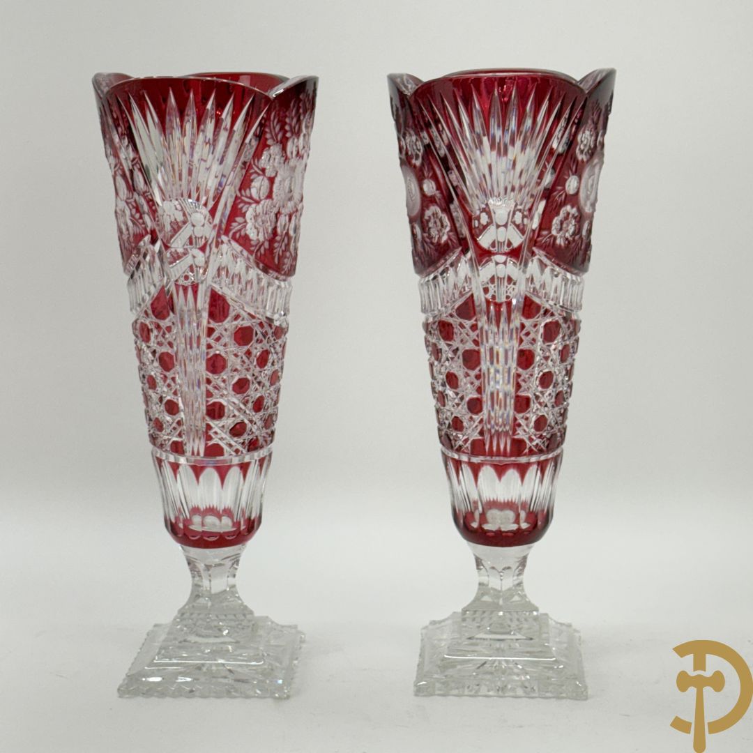 Paar rood kristallen geslepen Boheemse vazen met bloemendecor