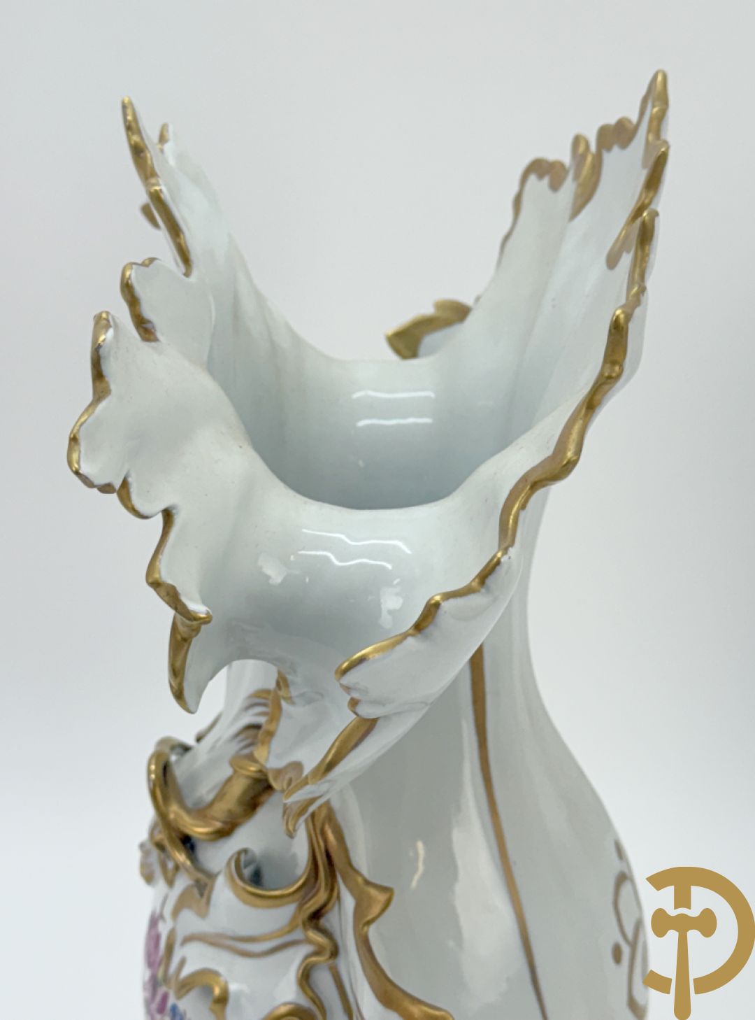 Paar porseleinen cornetvazen met bloemendecor, deels verguld, gemerkt Capo di Monte