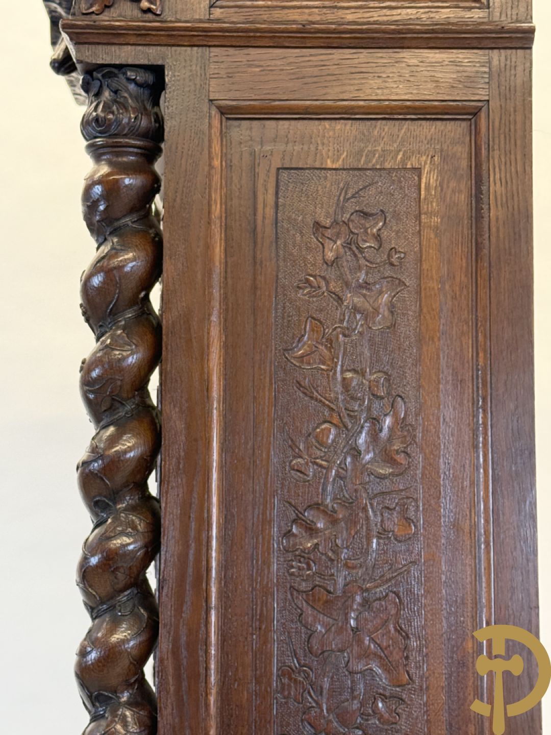 Massief eiken jacht deux-corps, bovenaan met vitrine, zijdelings met getorste zuilen, onderaan met sculptuur van everzwijn en eikebladranken