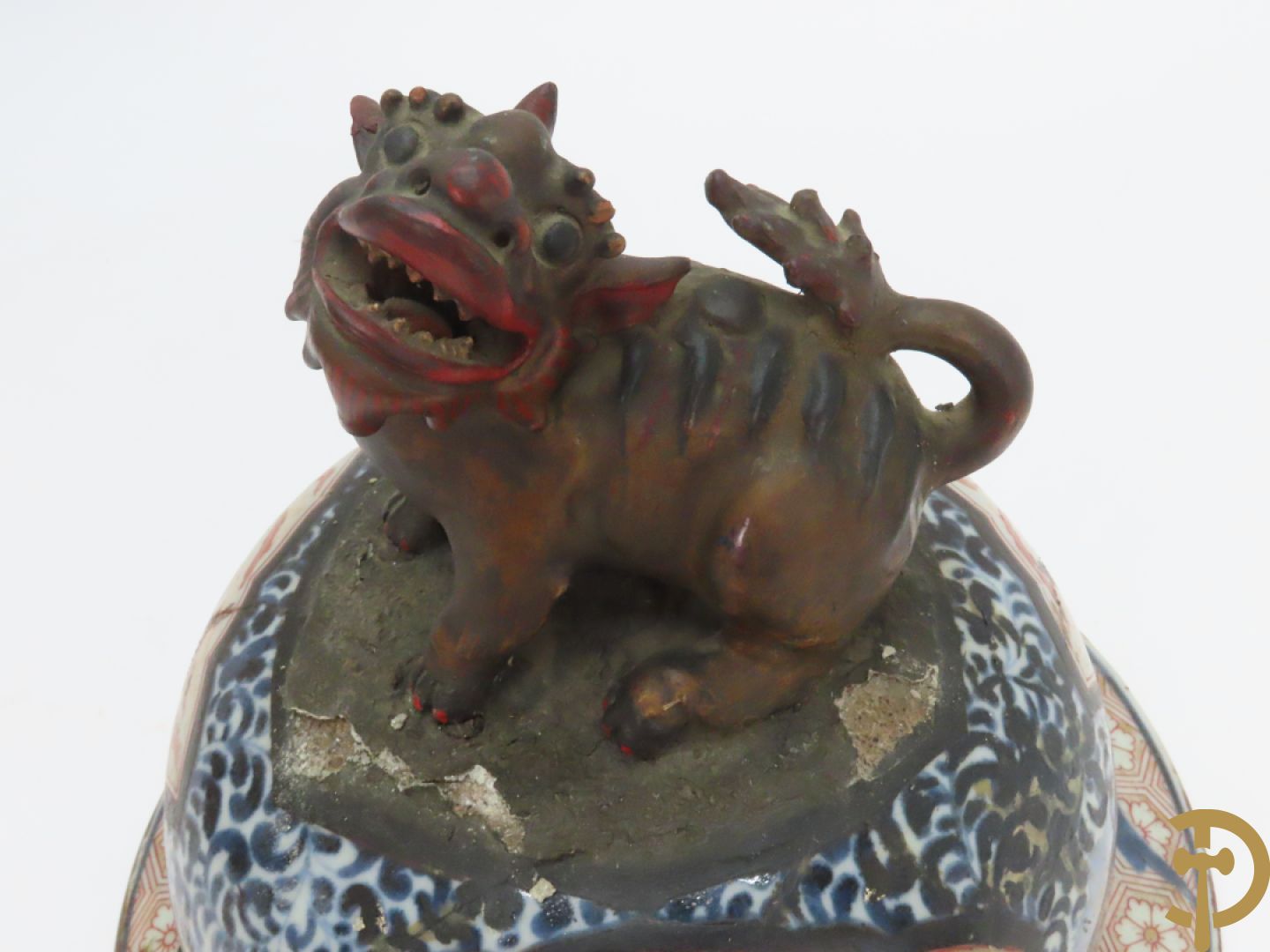 Grote Japanse Imari dekselpotiche bezet met fo hond en natuurtaferelen