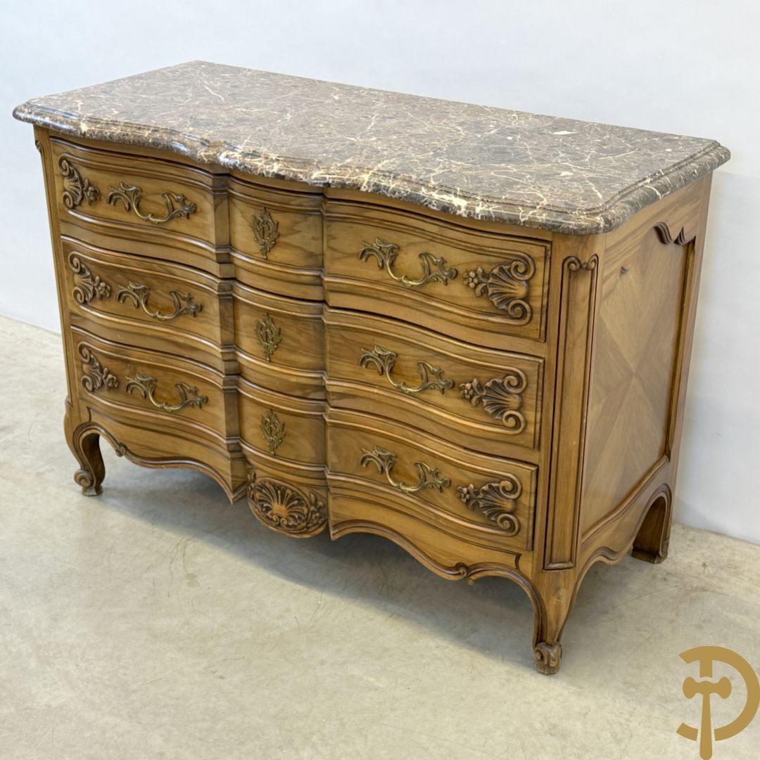 Notelaren drieladencommode met accanthusranken en rocailles, met marmeren blad, op voluutvormige poten