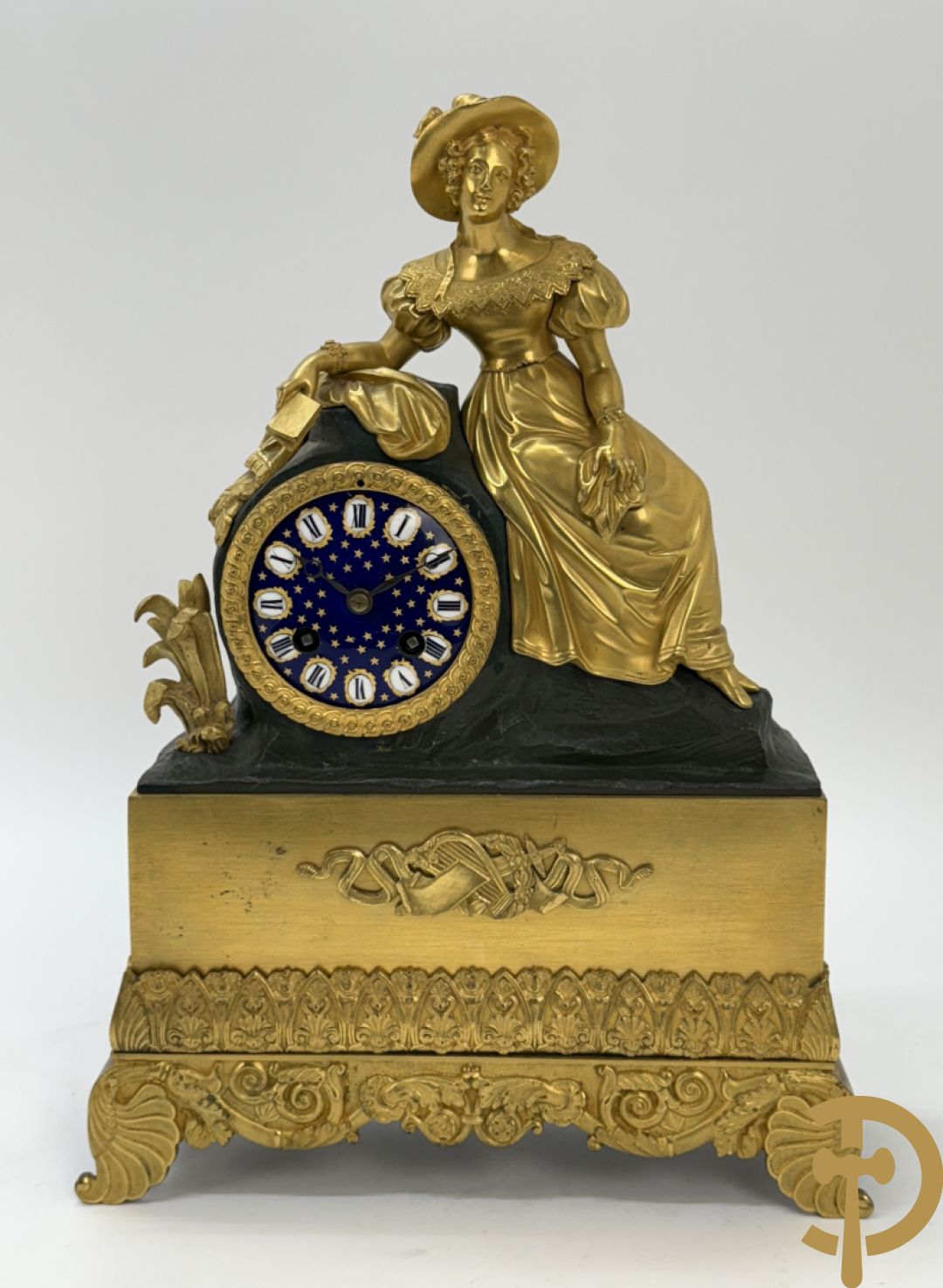 Vergulde pendule met liggende dame en wijzerplaat in blauw email, Charles X