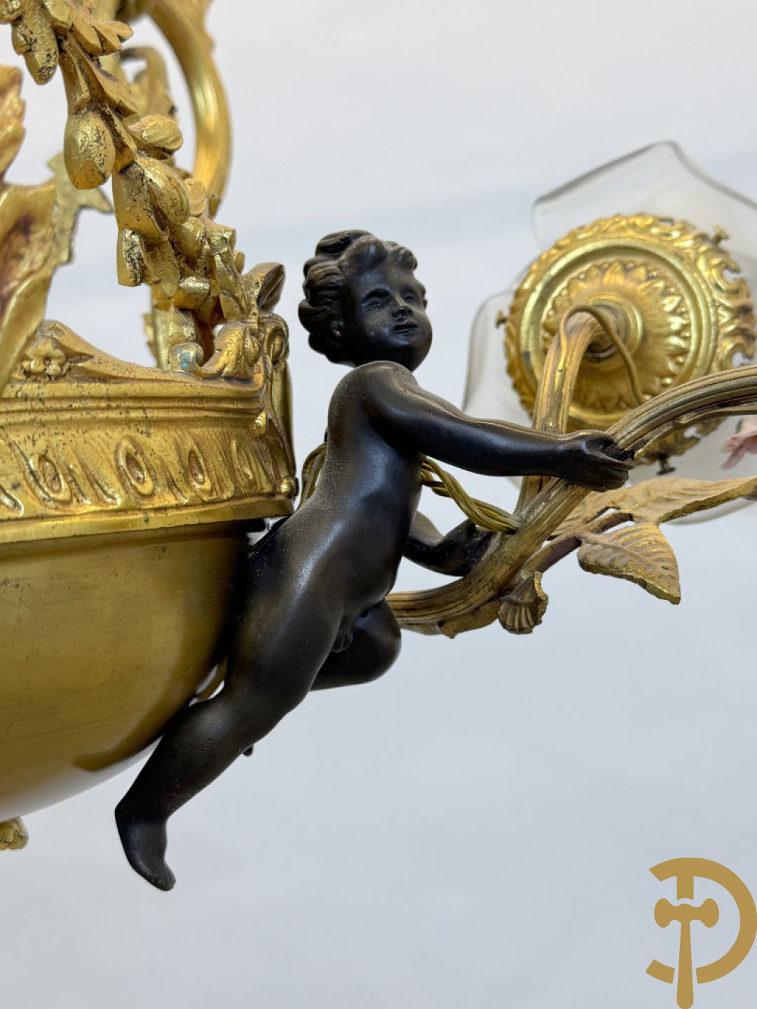 Vuurvergulde bronzen luchter met 3 armen bezet met cupido