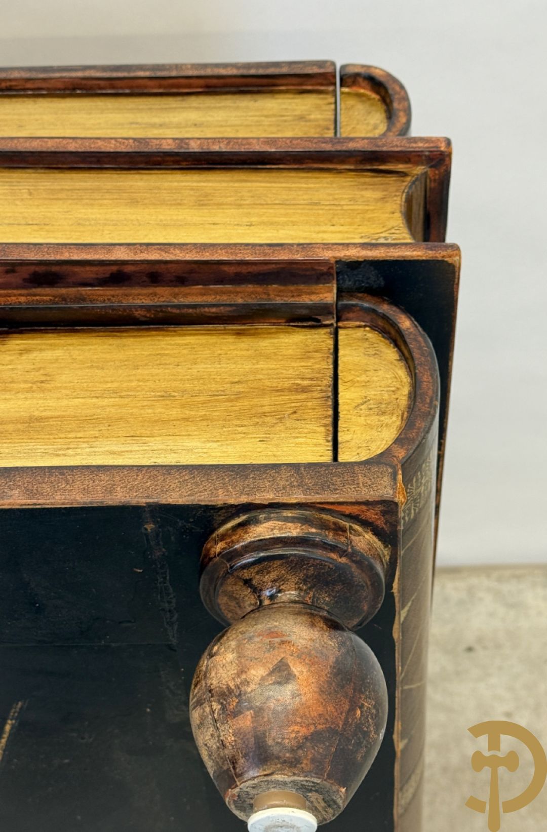 Salontafel met leder bekleed in de vorm van 3 op elkaar gestapelde boeken