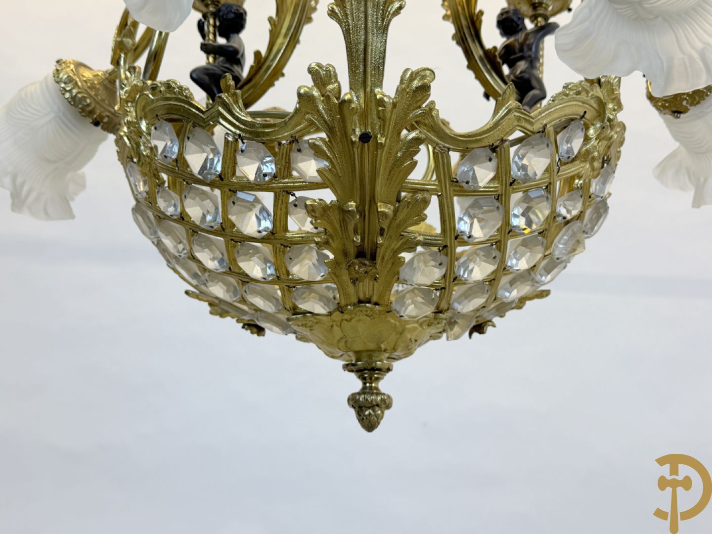 Vuurvergulde bronzen Franse luchter met zes lichtpunten en bezet met diamantvormige kristallen