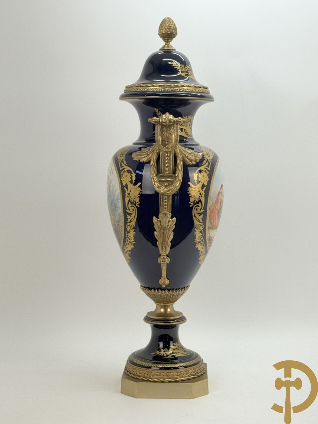 Onleesbaar getekend rechts onder, Sèvres stijl vaas met dubbel decor van romantische genrescène en landschapsscène, met bronzen ornamenten bezet