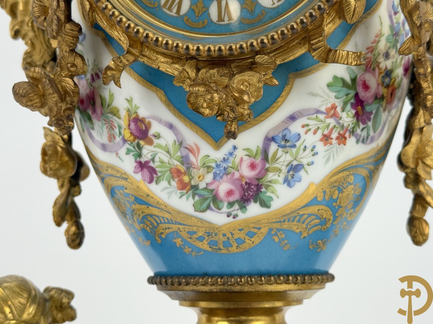 Driedelige bronzen Franse garnituur bezet met cupido